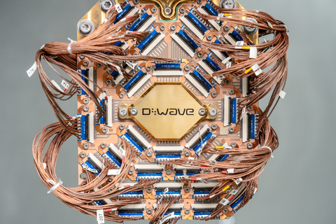 01_D-Wave_annealing_quantum_computing_chip